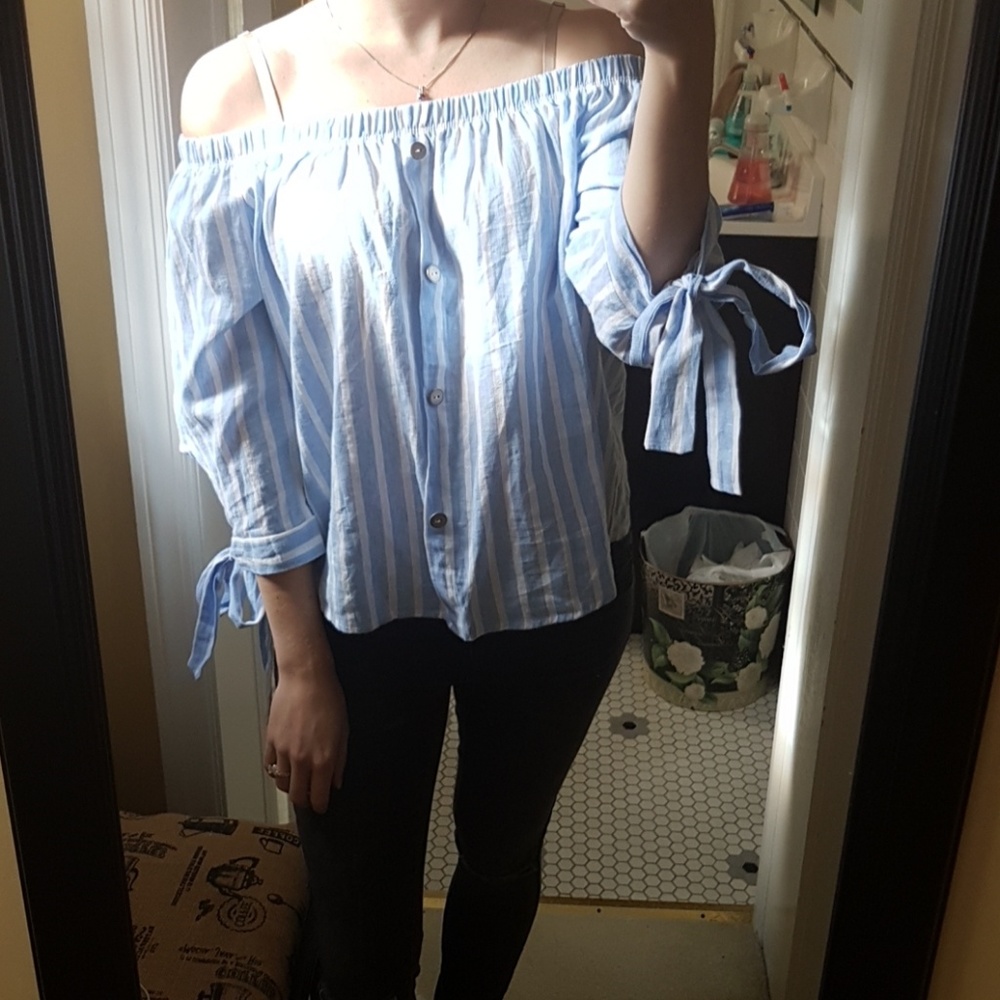 NWOT Cute Off the shoulder top